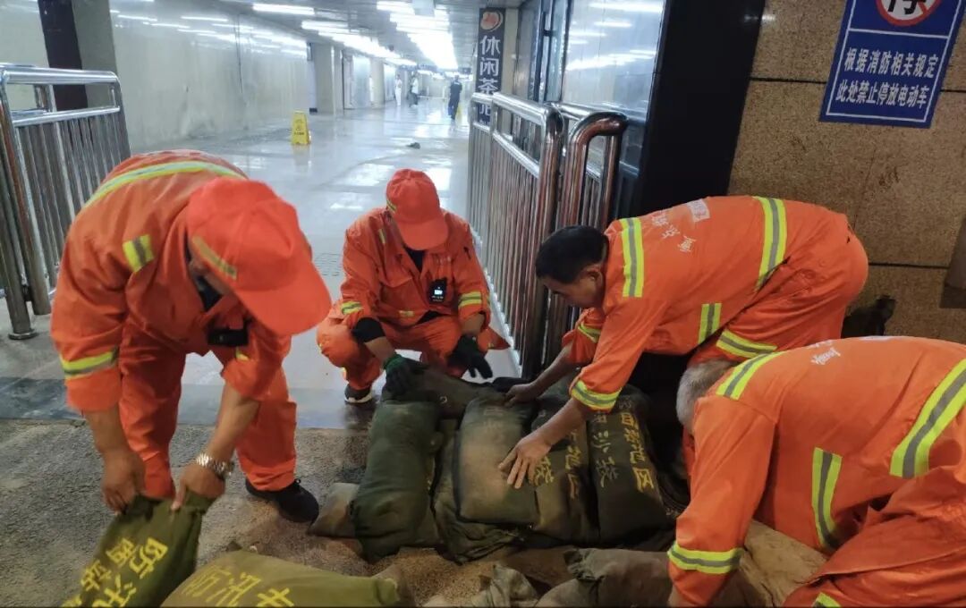 防汛进行时 北京市重点站区全力应对强降雨天气