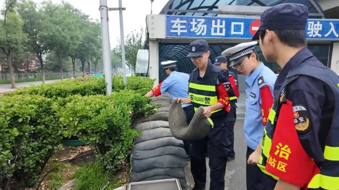 防汛进行时 北京市重点站区全力应对强降雨天气