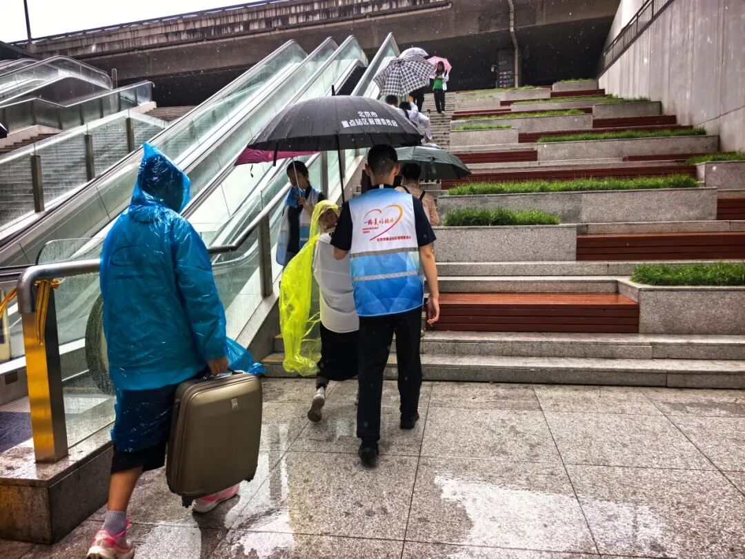 防汛进行时 北京市重点站区全力应对强降雨天气