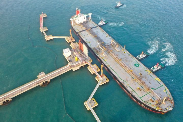 2025年12月18日，一艘装载着石化原辅料的船舶抵达洋浦港。这是海南自由贸易港正式启动全岛封关后洋浦港口岸第一批通关的“零关税”石化原辅料（无人机照片）。