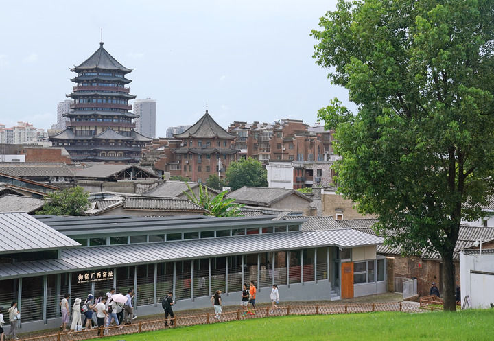 游人在景德镇陶阳里历史文化街区游览（2026年7月8日摄）。