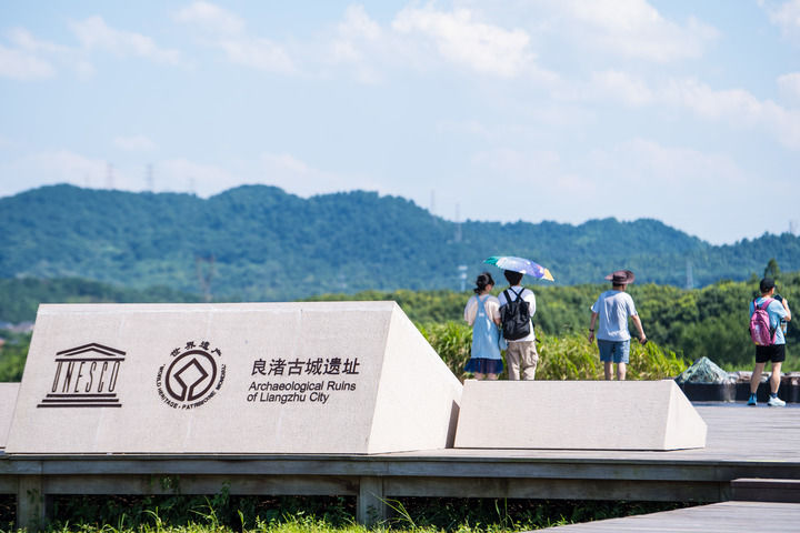 游客在位于浙江省杭州市的良渚古城遗址公园莫角山宫殿遗址参观（2024年7月4日摄）。