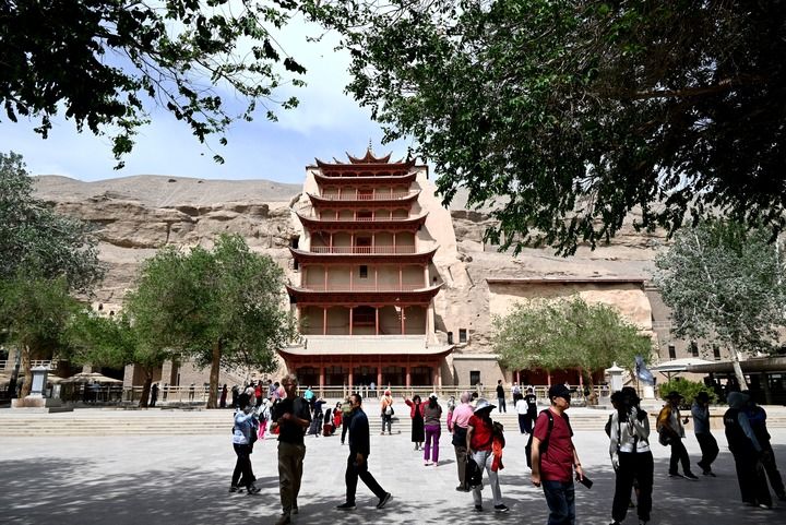 游客在甘肃省敦煌市莫高窟游览参观（2025年5月19日摄）。