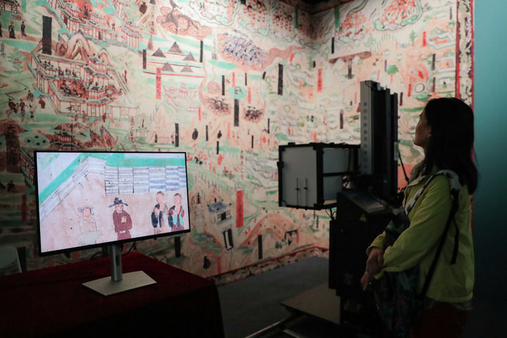 在敦煌研究院“典范”“高地”建设成果展上，游客参观莫高窟壁画高保真自动拍摄装置（2024年9月22日摄）。